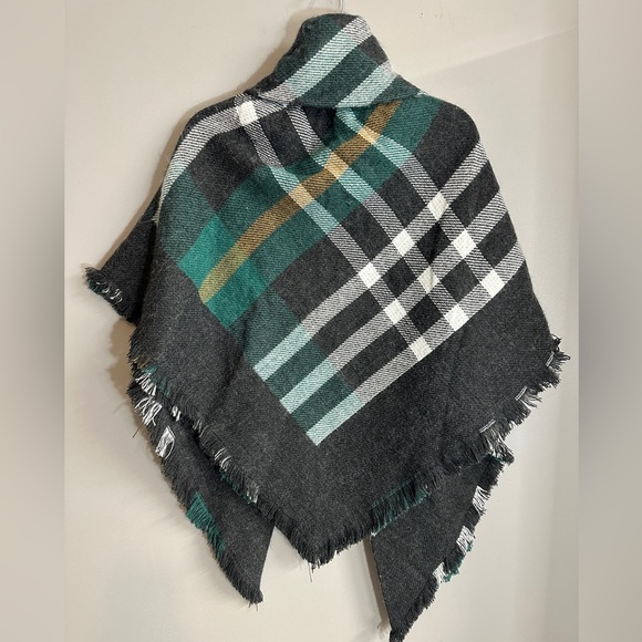 Altare Plaid Green Gray Poncho Sweater Wrap Women's One Size - Picture 4 of 4